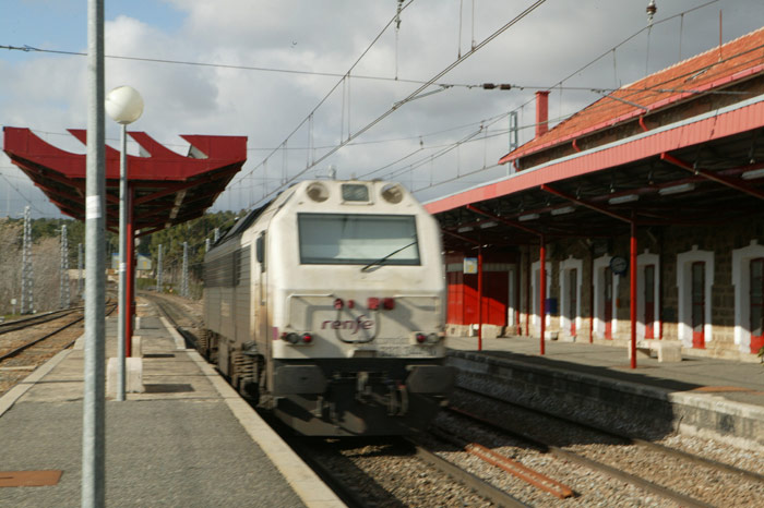 En la primera d�cada del siglo XXI, las locomotoras se utilizan para servicios de mercanc�as fundamentalmente y volvieron a cambiar su pintura por los nuevos colores corporativos de Renfe