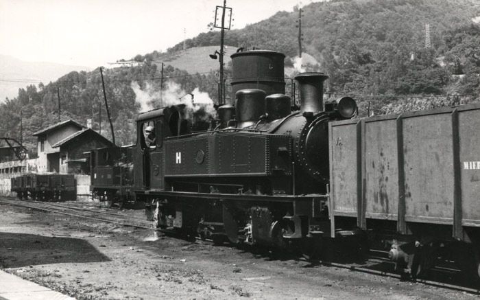 La locomotora VA 8 en Mieres hacia 1971 en sus �ltimos tiempos de servicio. Foto JJ Wiseman.