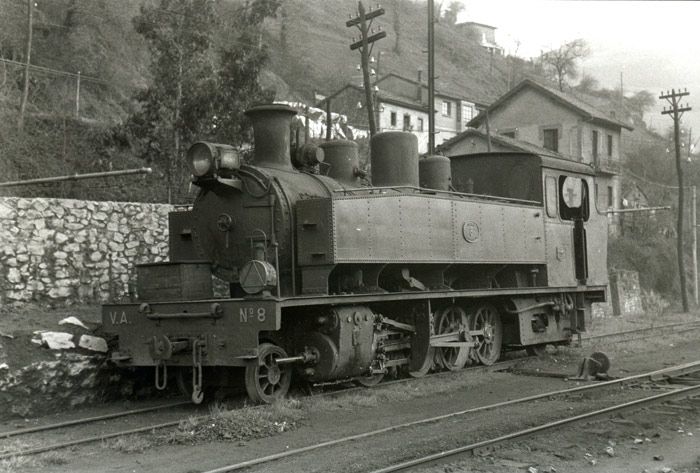 Locomotora VA 8 en Figaredo hacia 1968. Foto Fernando Llaurad�. 