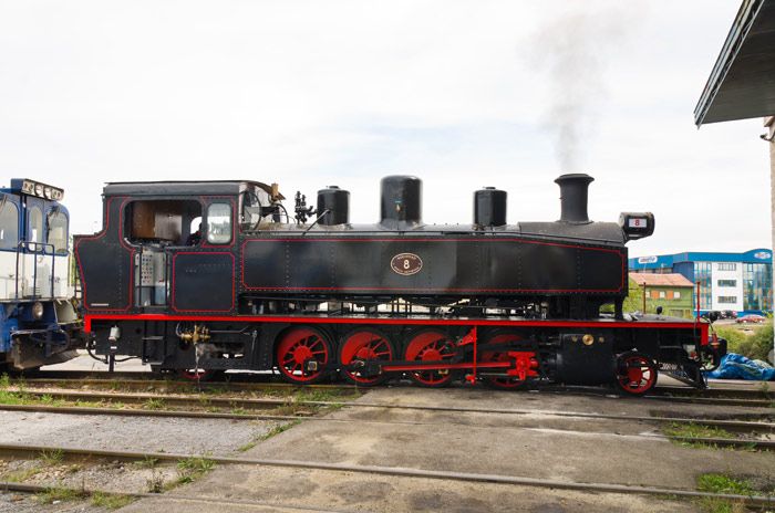 Locomotora a su llegada a los talleres de Feve para el inicio de la primeras pruebas. Foto Jos� Antonio G�mez