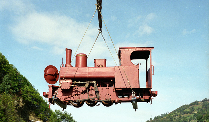 Traslado de la SHE 5 al Museo del Ferrocarril tras el fin de la primera fase de su restauraci�n en 1996