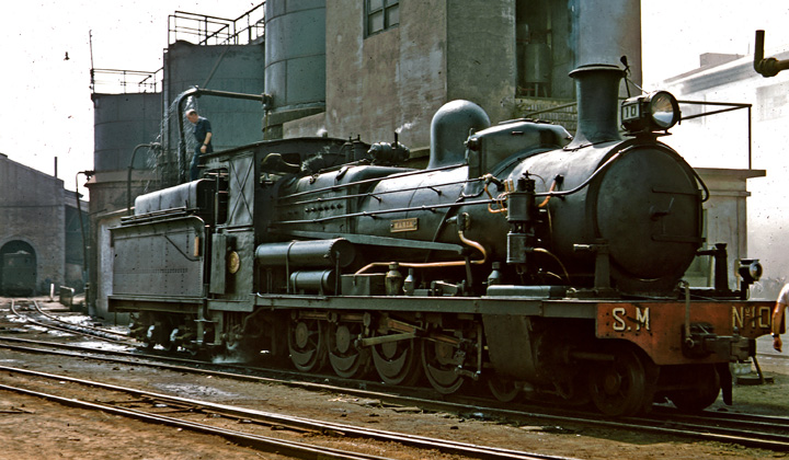 Locomotora N� 10 del ferrocarril de Sierra Menera, fotografiada en Puerto de Sagunto en 1960 por Peter Willen