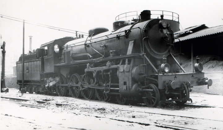Locomotora "Mastodonte" de la serie 1300 de MZA, fotografiada por Ferr�n Llaurad� en Zaragoza