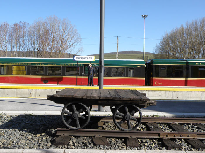 Una vagoneta al pie del and�n donde descansa el Expreso de La Robla