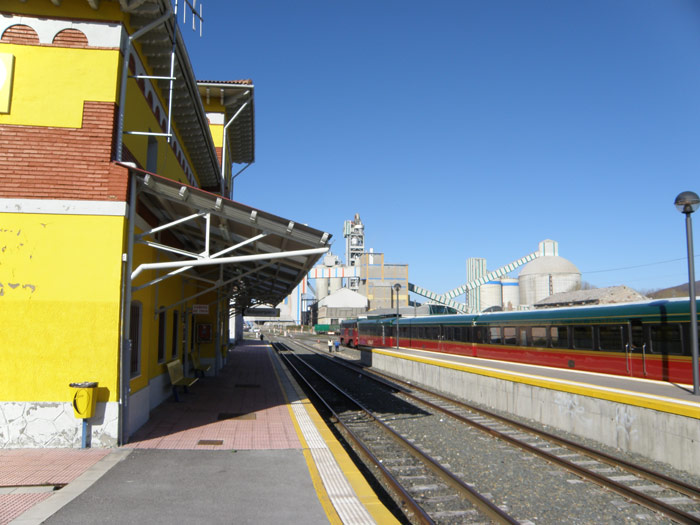 El edificio de viajeros de Feve, impecablemente restaurado. Al lado estacionada la composicion del Expreso de La Robla