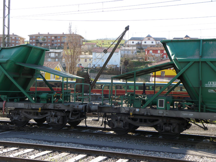 Entre las tolvas de Renfe se levanta el brazo de  la gr�a de transbordo de cargas entre los vagones de Norte y Robla