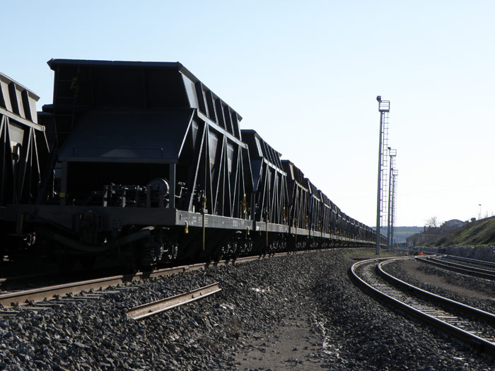 Un corte de tolvas cementeras de Renfe y a su lado las v�as de Feve despeg�ndose de las de Adif camino de Le�n