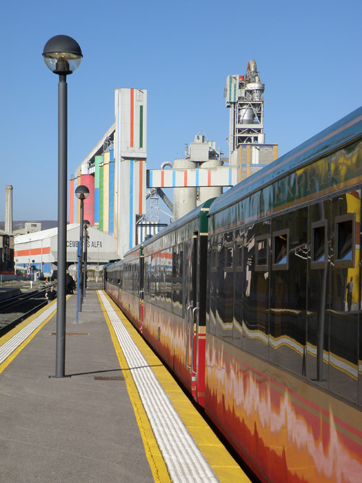 El Expreso de La Robla en el and�n de la estaci�n c�ntabra.