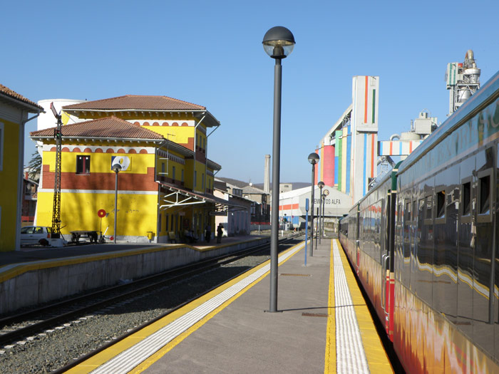 Edificios de viajeros de Feve de la estaci�n de Mataporquera, reflejado en las lunas del Expreso de La Robla
