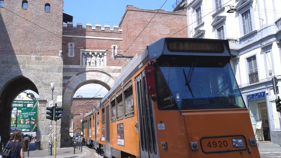 Detalle del testero de una unidad de tranv�a por el casco hist�rico