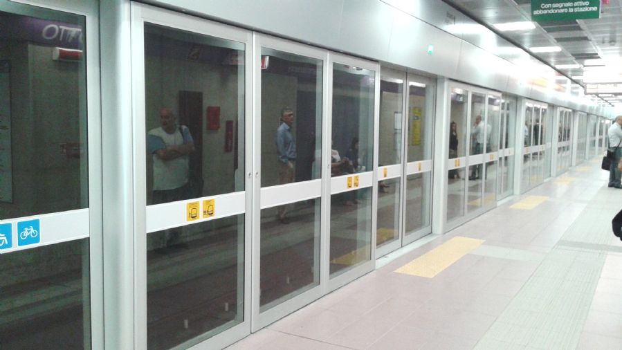 Precisamente este mes de junio, a tiempo para recibir el congreso de la UITP, ha entrado en servicio la l�nea autom�tica de metro, la 5, donde se aprecian las necesarias puertas de and�n
