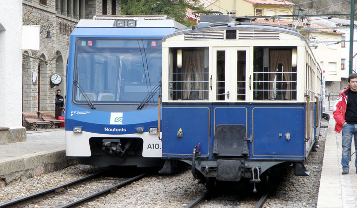 En la estaci�n de Ribes-Vila se cruzan el tren hist�rico con el moderno automotor el�ctrico articulado tipo GTW 2/6, el  A-10 bautizado como Noufonts, en la estaci�n de Ribes-Vila: 72 a�os separan uno de otro tren. 