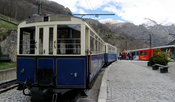 La composici�n hist�rica estacionada en Queralbs. Al fondo los coches suizos Sport Wagen del Furka-Oberalp