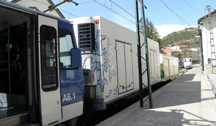 El electrotr�n Beh-4/8 en la estaci�n de Ribes-Vila desacoplando el material de mercancias de la l�nea: el vag�n frigor�fico P-25 y el vag�n frigor�fico 01