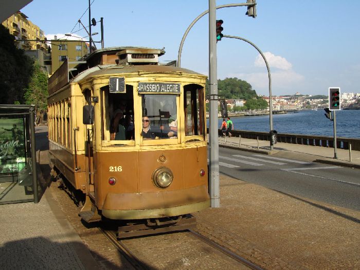 El tranv�a tambi�n circula en paralelo al r�o Duero