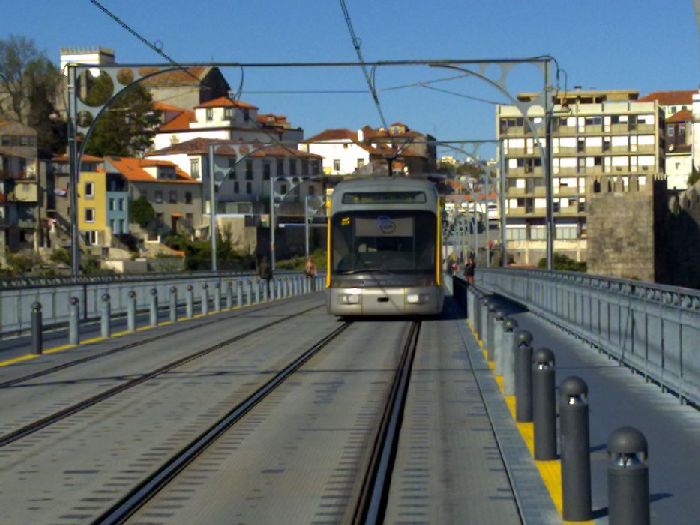 El piso superior de puente Luis I es la plataforma del metropolitano portuense