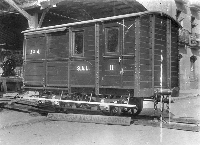 Para establecer el tr�fico de viajeros, el tren minero del Plazaola adquiri� al constructor bilba�no Mariano de Corral cuatro peque�os coches de segunda clase con departamento de furg�n para el jefe de tren. Archivo EuskoTren/Museo Vasco del Ferrocarril