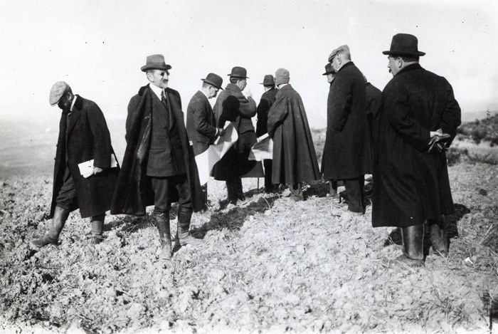 Ingenieros y t�cnicos estudian el nuevo trazado del ferrocarril de Pamplona a San Sebasti�n. Archivo EuskoTren/Museo Vasco del Ferrocarril