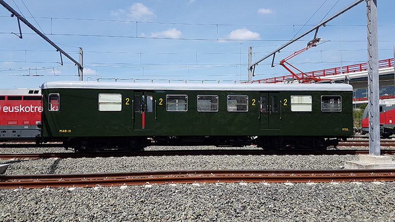 El automotor estacionado junto a otro material de Euskotren
