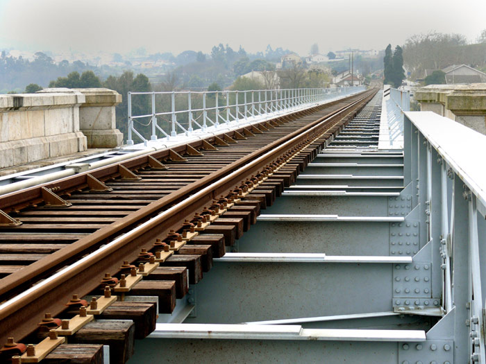 Vista del tablero ferroviario del puente