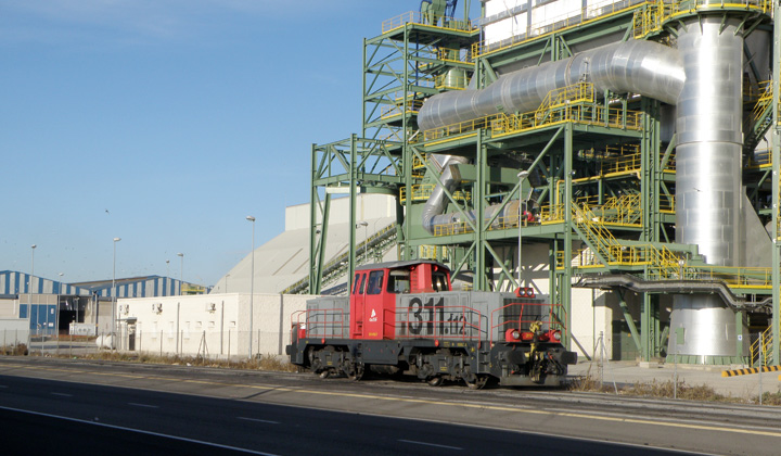 Un tractor de Adif se dirige al muelle Catalu�a 