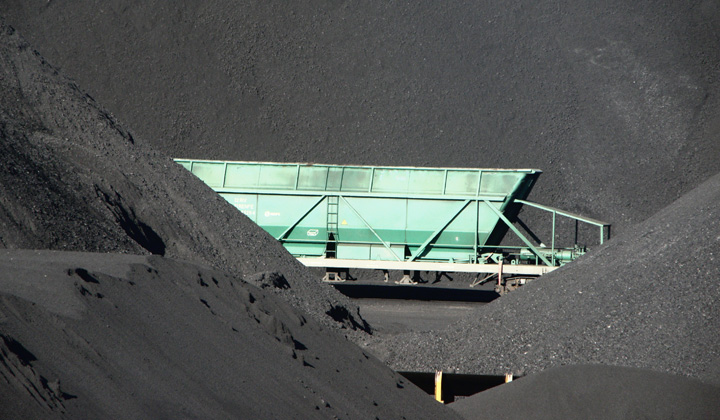 Las tolvas carboneras empeque�ecidas en entre estas monta�as de mineral