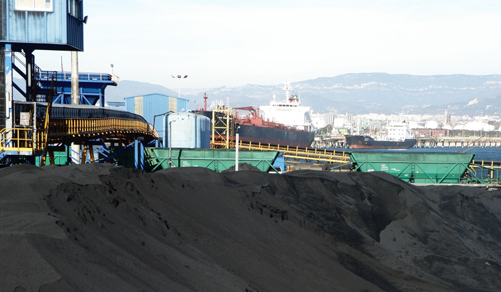Paisaje barcos, carb�n y vagones, el t�pico de la zona norte del puerto