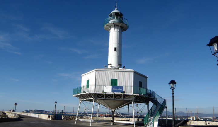 Antiguo faro usado como monumento en el puerto