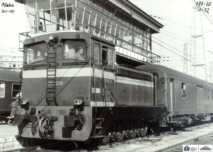 1972. Locomotora diesel - hidr�ulica 305.017 de la serie 305, ex serie 10500. (1972) Foto Justo  Arenillas. Archivo Hist�rico Ferroviario.
