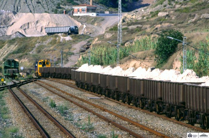 1997. Tren de mercanc�as con vagones de bordes altos de Ferrocarrils de la Generalitat de Catalunya. (1997). Foto V�a Libre.  Archivo Hist�rico Ferroviario. 