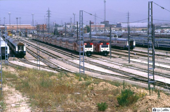 1997. Playa de v�as de Fuencarral  (Madrid) con material remolcado y unidades de la serie 450. (1997). Foto V�a Libre.  Archivo Hist�rico Ferroviario.