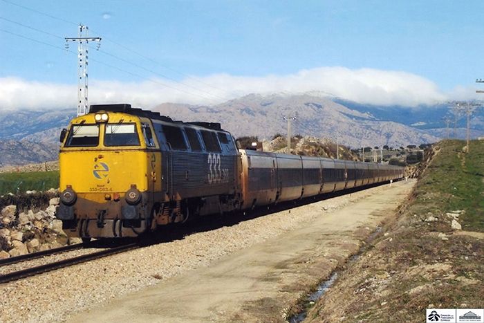 2006. Locomotora 333.083 remolcando una composici�n de Talgo VI del Trenhotel Francisco de Goya en Colmenar Viejo (Madrid). Foto Felipe Aranda Garc�a. Archivo Hist�rico Ferroviario.