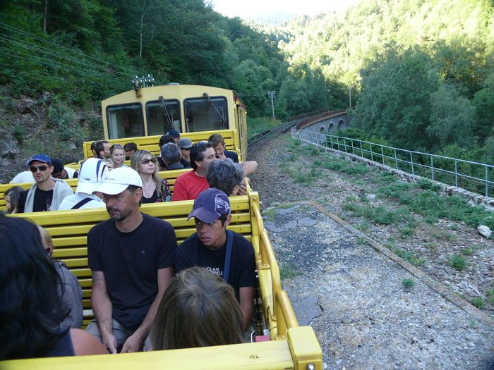 El tren a su paso por el desfiladero donde se encuentran las aguas termales.