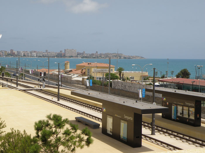 Para la puesta en servicio del Tram fue necesaria la renovaci�n, modernizaci�n y electrificaci�n de un tramo de m�s de 43 kil�metros que en la actualidad conecta Alicante y Benidorm. 