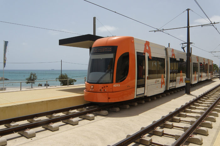 Los tren-tram circulan como tranv�a o como tren de cercan�as, seg�n el trazado, y alcanzan velocidades punta de hasta 100 km/h