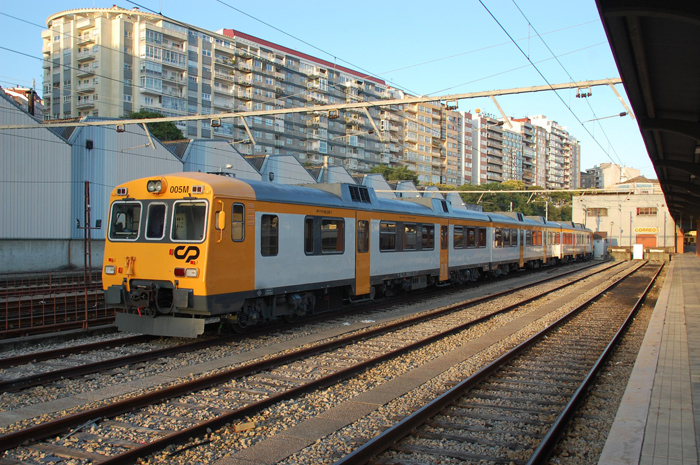 Un automotor S-592 adscrito a los ferrocarriles portugueses, a CP, estacionado en Vigo cubriendo la relaci�n hacia Oporto