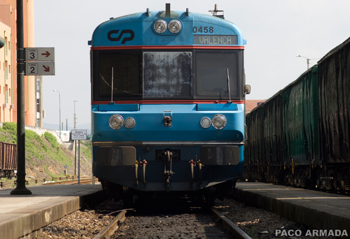 Un Soferame de CP en las v�as de la estaci�n de Valenc� do Minho. Foto Paco Armada