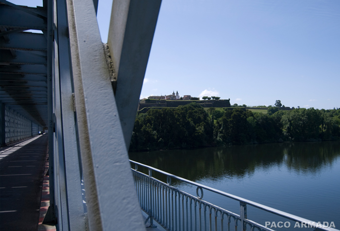 Primer plano de las vigas met�licas que arman el puente internacional. Al fondo las murallas de Valen�a