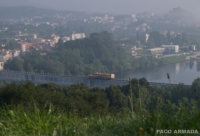 Una dresina de mantenimiento de v�a cruza el puente internacional. Foto Paco Armada.