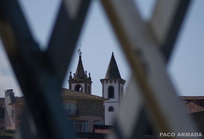 Las torrrs de la catedral de Tui se dejan ver entre las celos�as del puente met�lico intenacional. Foto Paco Armada