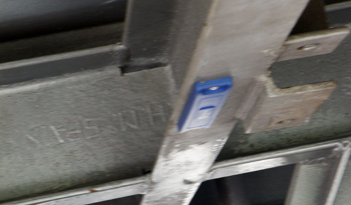 Baliza de identificaci�n por RFID de un vag�n dispuesta en sus bajos