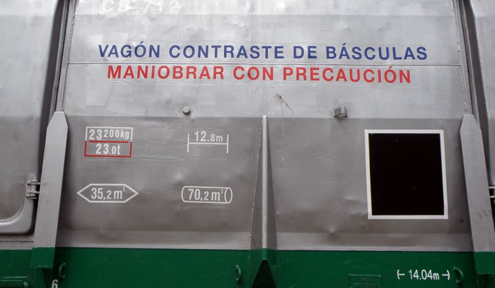 Una puerta, sellada, de un vag�n EALOS del tren conrtraste