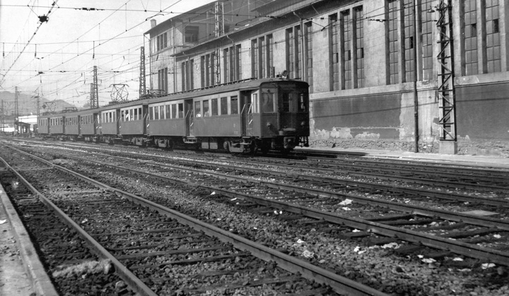 A lo largo de su historia, el �Topo� tuvo que hacer frente a la competencia de los trenes de v�a ancha, primero de la mano de la Compa��a del Norte y, desde su nacionalizaci�n, por los de Renfe. Fotograf�a de Christian Schnabel