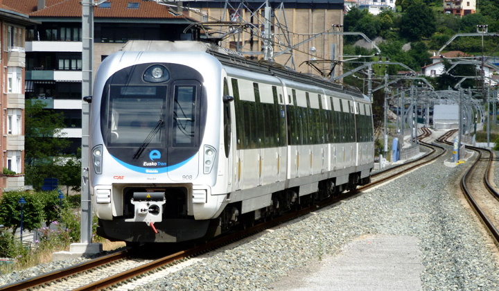 Moderna unidad de la serie 900 de EuskoTren a su paso por la nueva doble v�a establecida recientemente entre Renter�a y Oiartzun. Fotograf�a de Juanjo Olaizola Elordi
