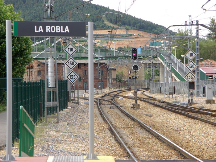 Entrada a la estaci�n de La Robla lado Le�n