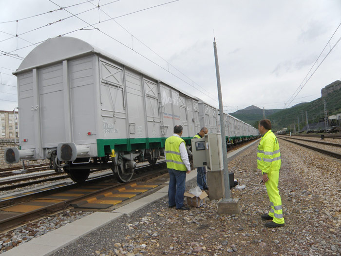 T�cnicos de Adif yde Horus, la empresa responsable del mantenimiento de las b�scula, supervisan el paso del Tren de Constraste