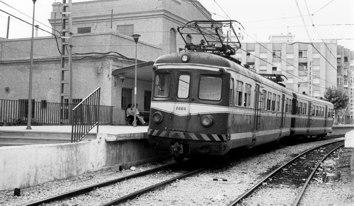Una composici�n de la serie 1000 fotografiada en la estaci�n de Torrent, uno de los principales generadores de tr�fico del �trenet� de la Ribera. Fotograf�a de Juanjo Olaizola.