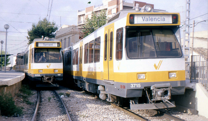 En 1987 la gesti�n del �trenet� de la Ribera pas� a manos de los Ferrocarrils de la Generalitat de Valencia. Fotograf�a de Juanjo Olaizola.