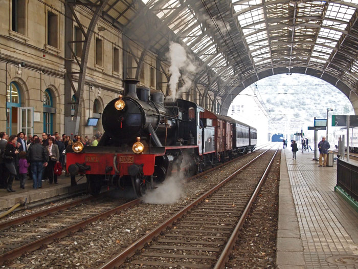 Autor: PERE GARCIA OLIVE. Entrada del tren en Portbou