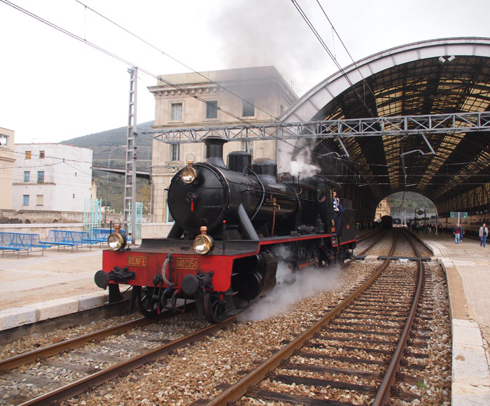 Autor: PERE GARCIA OLIVE. El tren estacionado en Portbou